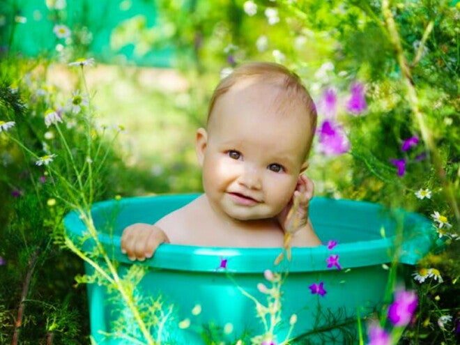 תינוקת בתוך גיגית בטבע