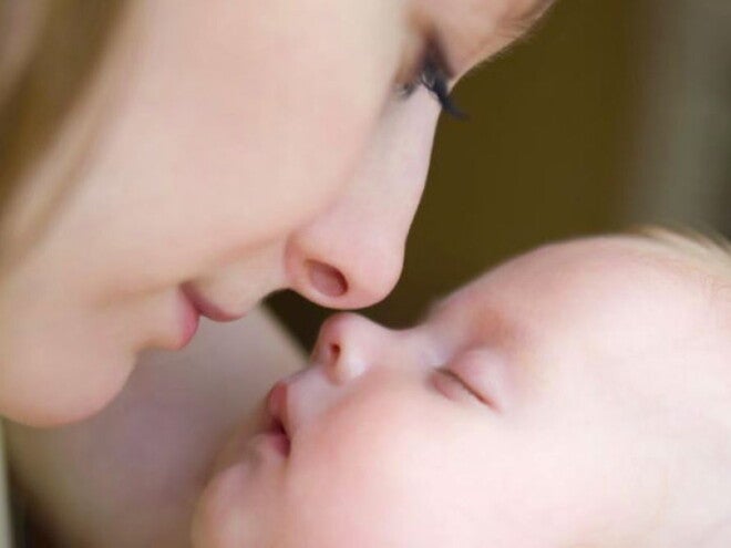 אמא ותינוק משיקים אף לאף