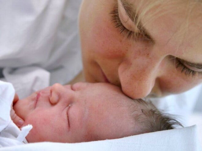 אמא מחבקת את תינוקה