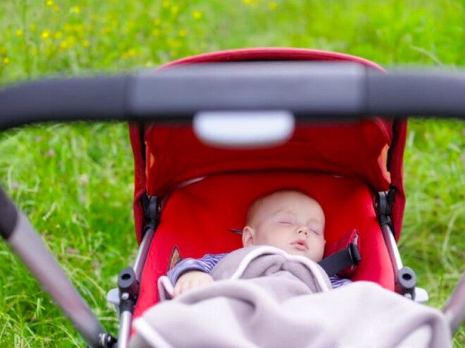 תינוק ישן בעגלה