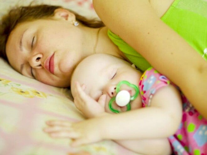 אמא ישנה עם תינוקה