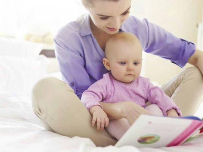 אמא מקריאה סיפור לתינוקת קטנה