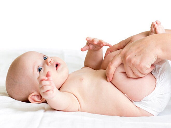 תינוק שרגליו מורמות כלפי מעלה