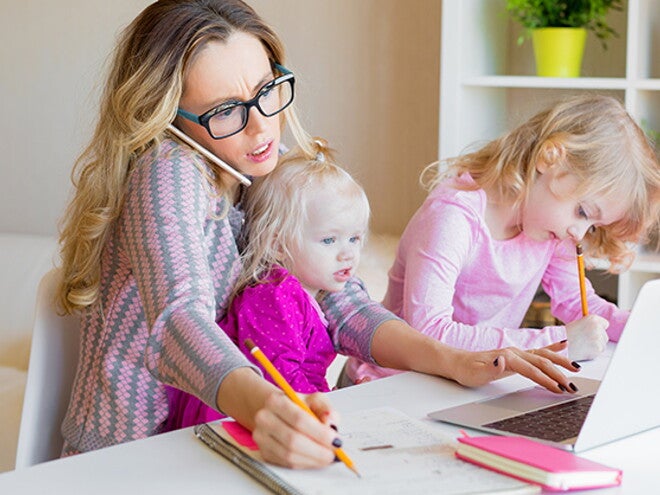 אמא עובדת מהבית