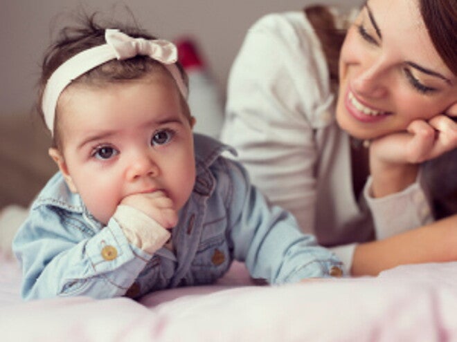 אמא מחייכת לתינוקת שלה