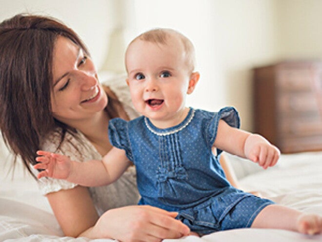 תינוקת ואימה צוחקות