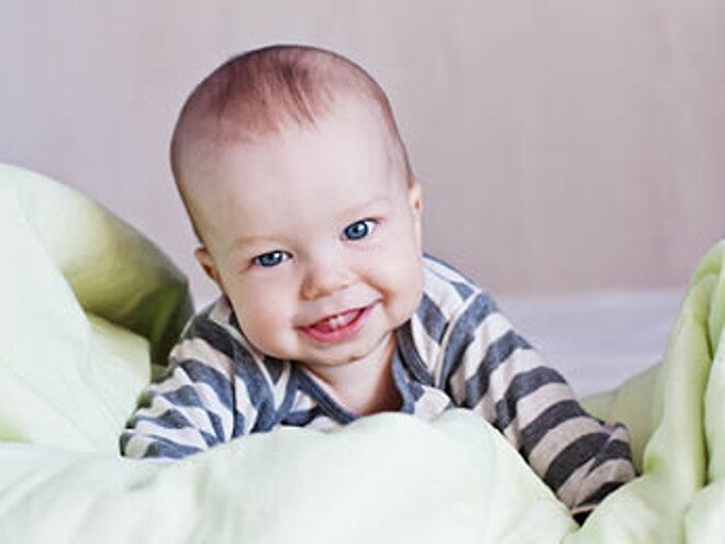 תינוק צוחק בן 6 חודשים