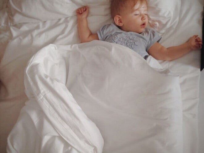 תינוק ישן על גבו