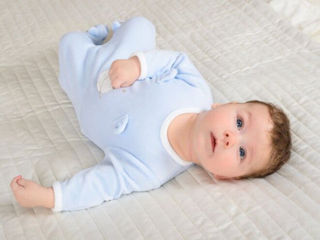 תינוק כבן 4 חודשים במהלכה של התפתחות