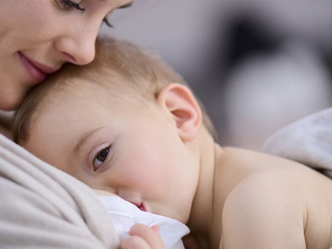 תינוק יונק מאימו