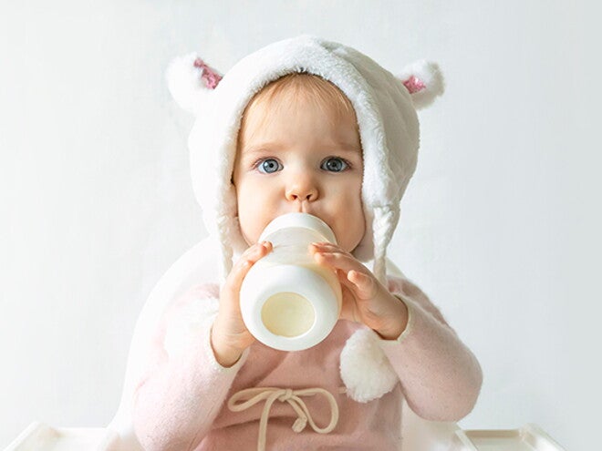 פעוט בן חצי שנה אוכל מבקבוק