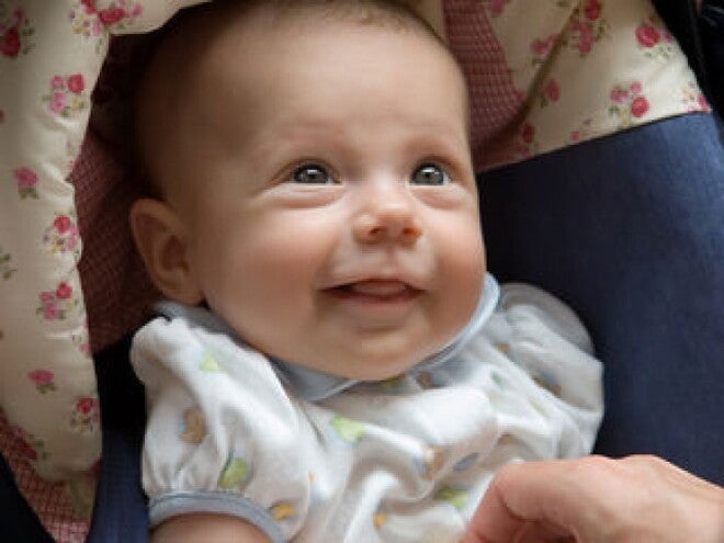 מושב בטיחות לתינוק - תינוק יושב בתוך כסא בטיחות