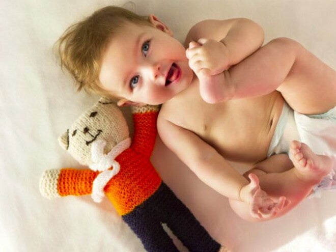 תינוק ישן על מזרן למיטה