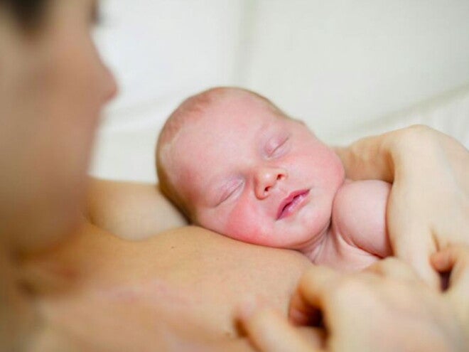 תינוק כבן חודש ישן על אימו