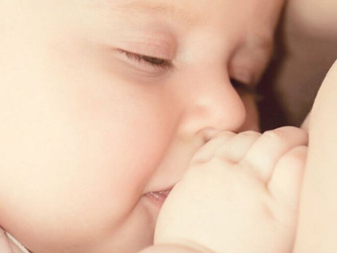 תינוק יונק בימים אלו