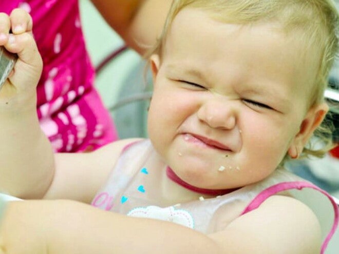 תינוקת בת שנה אוכלת