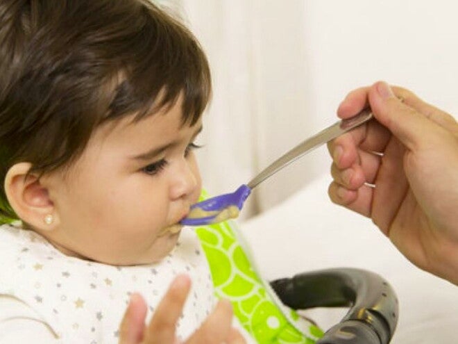 תינוקת אוכלת דייסה בכפית