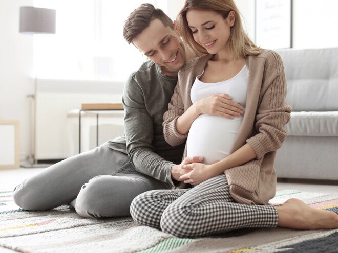 הבעל נוגע בבטן אשתו ההריונית