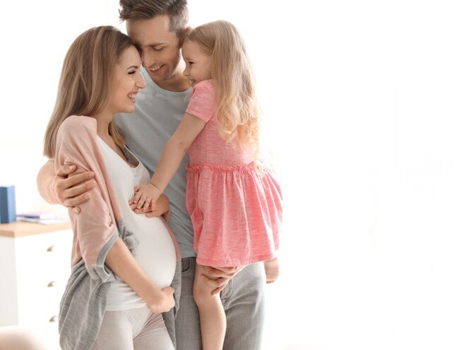 אחות גדולה נוגעת בבטן ההריונית של אמה