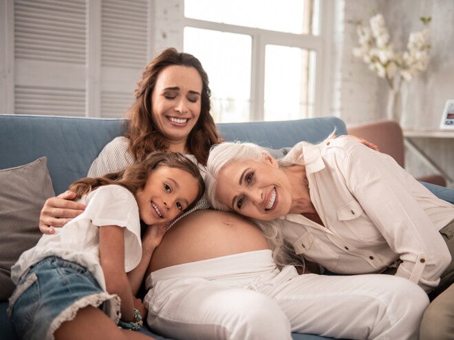 סבתא וילדה שמות ראשן על בטן הריונית