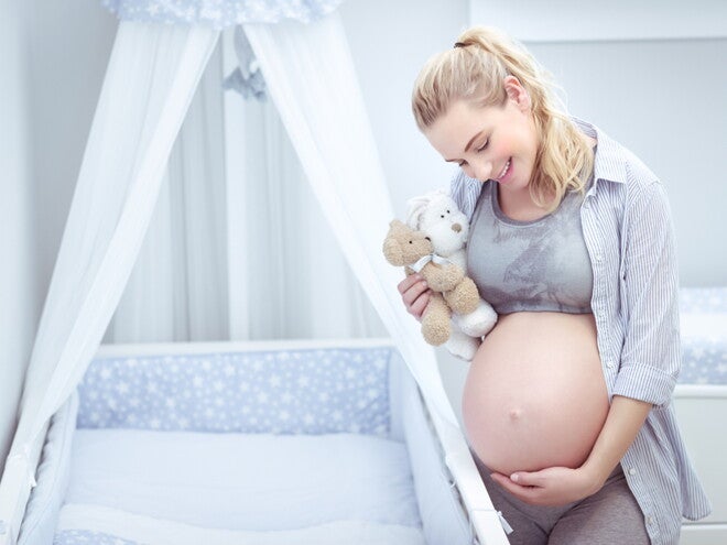 הריונית מסדרת חדר תינוק