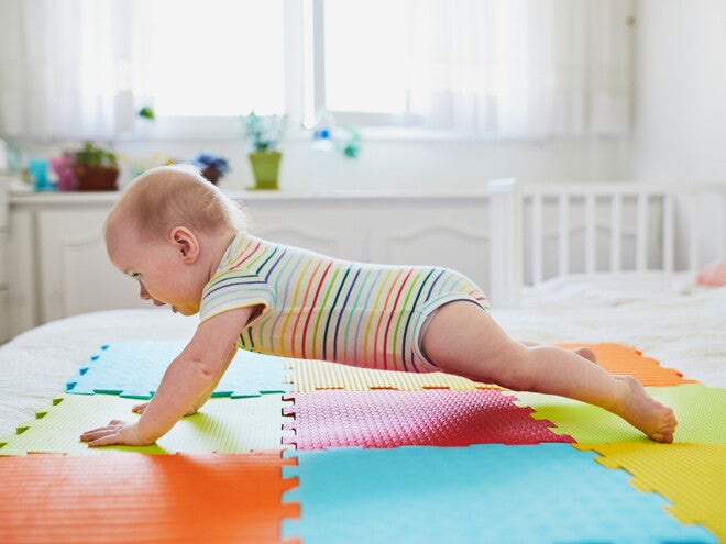 תינוק עומד על ארבע