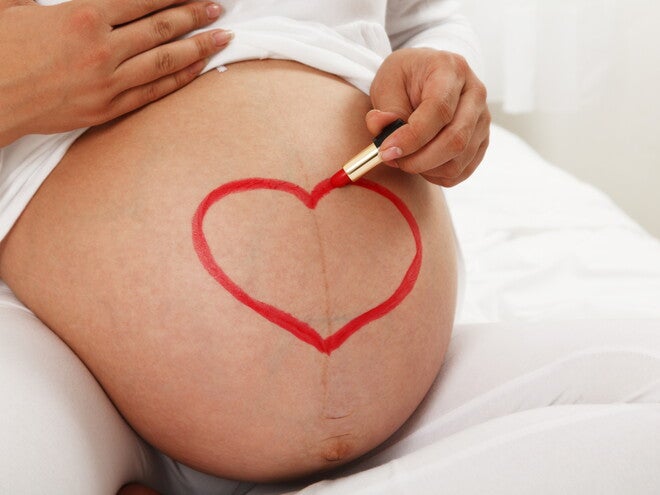 לב אדום על בטן הריונית