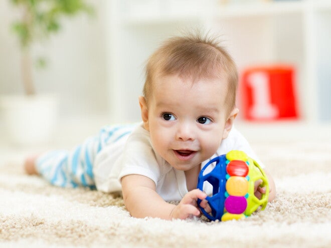 תינוק שוכב על הבטן