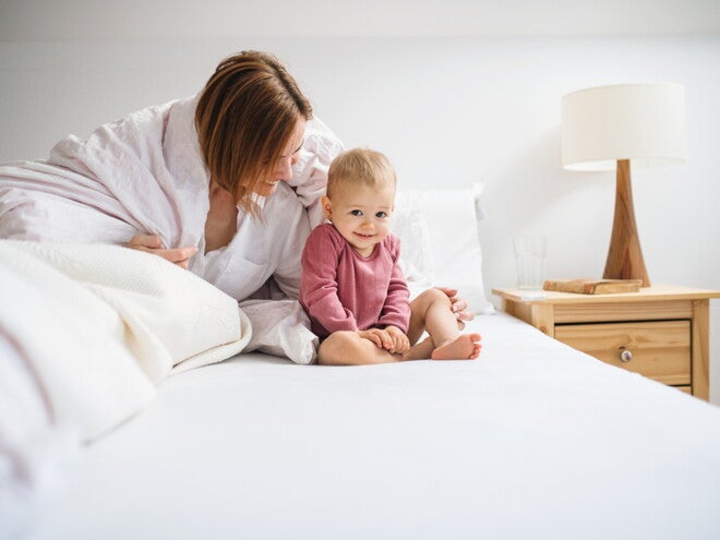 אם וביתה על המיטה