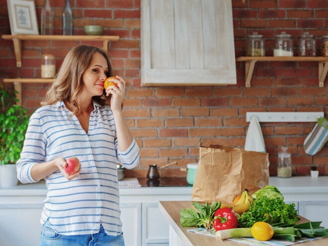 הריונית מריחה פרי