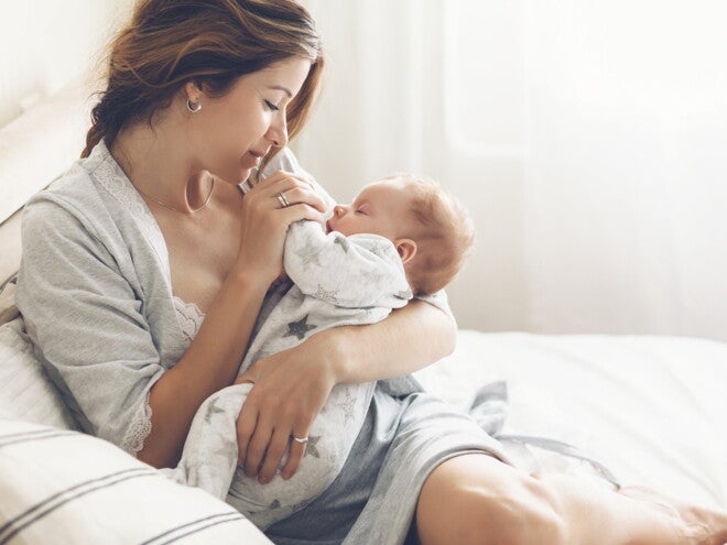 אם מנשקת את תינוקה