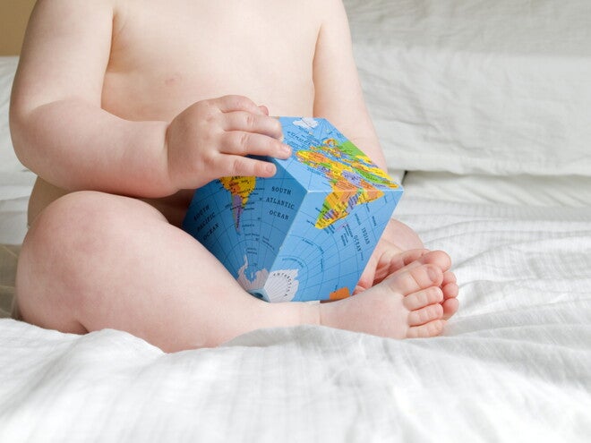 ילד מחזיק קוביית משחק