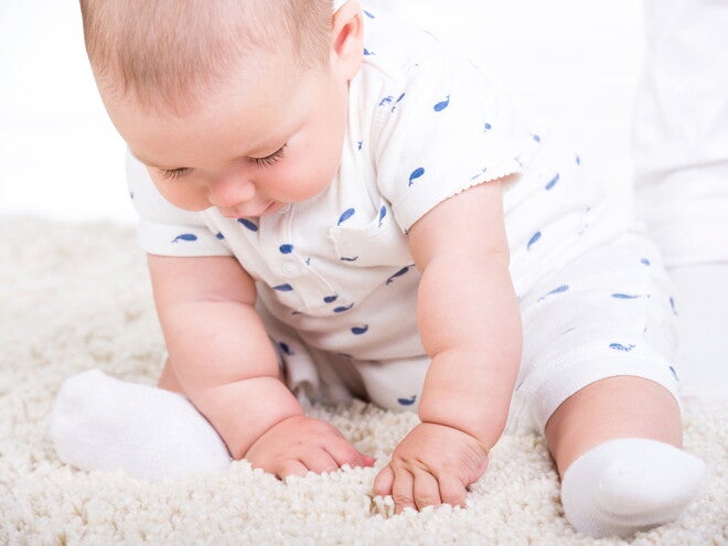 ילד מנסה להתיישב