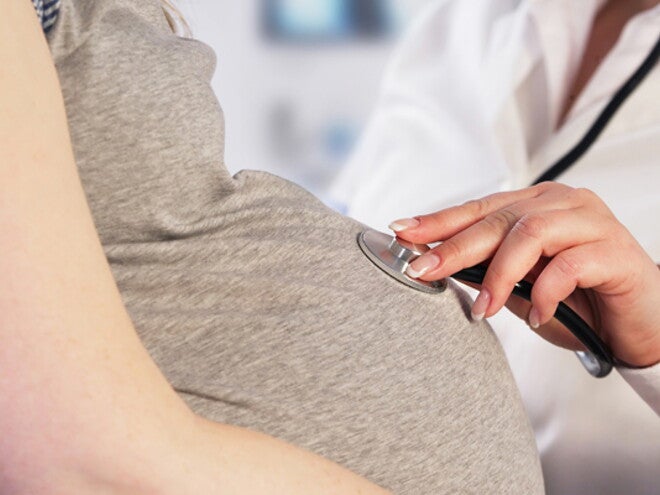 אמא בהריון וסטטוסקופ על בטנה