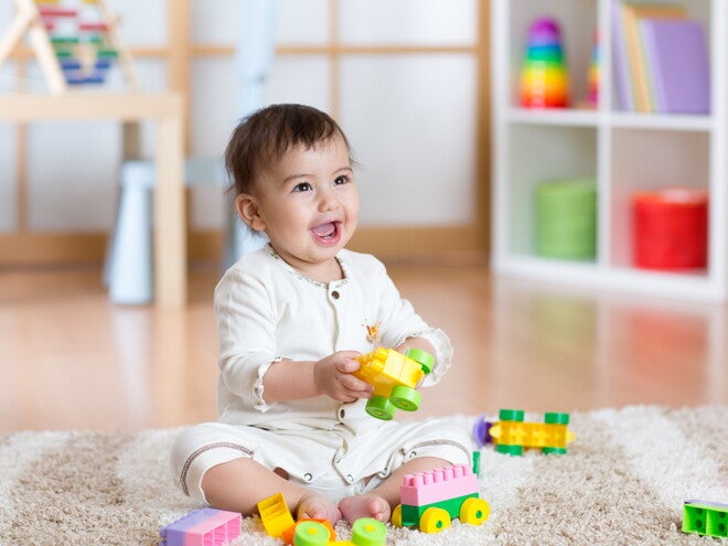 ילד מחוייך משחק