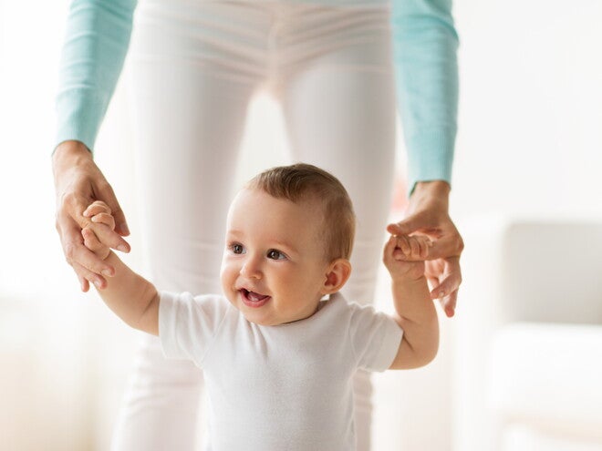 אמא מחזיקה ילד