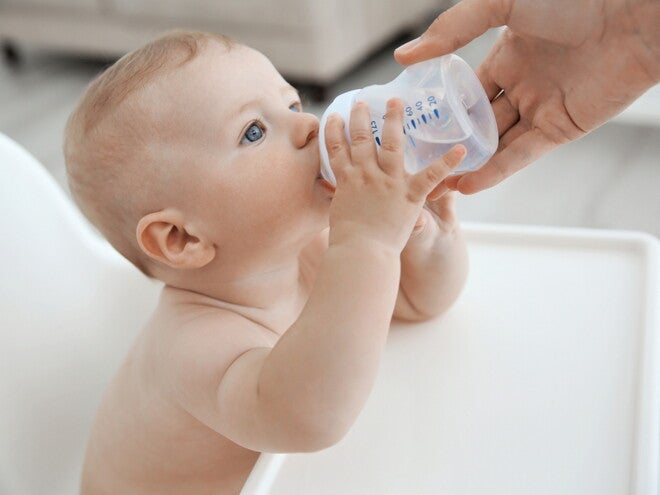 אם נותנת מים לבנה