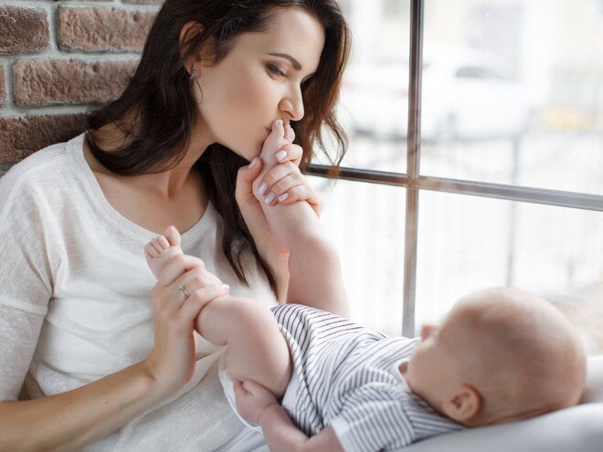 אם מנשקת את כפות רגליו של תינוקה