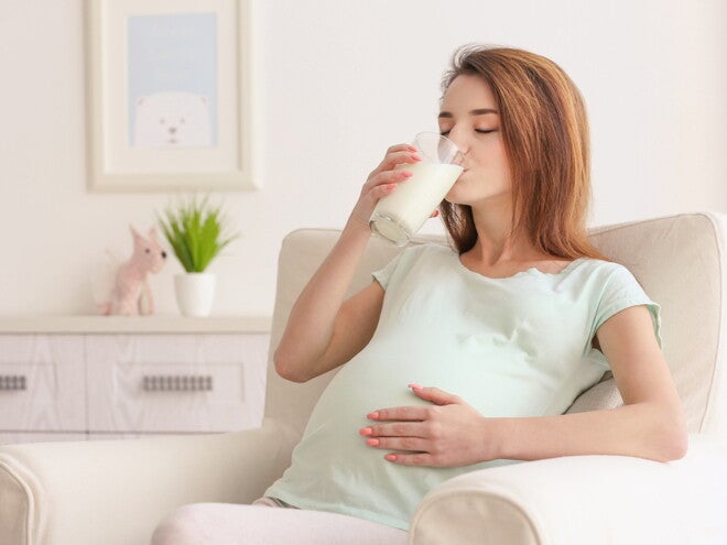 הריונית שותה כוס חלב