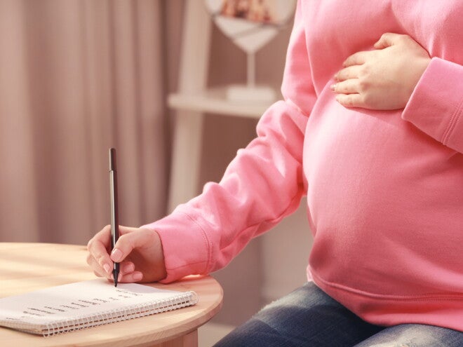 הריונית רושמת שמות לתינוקות