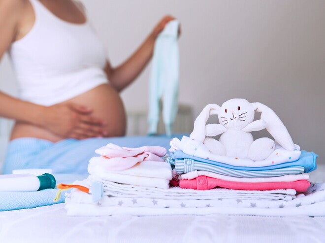 הריונית מכינה תיק ללידה