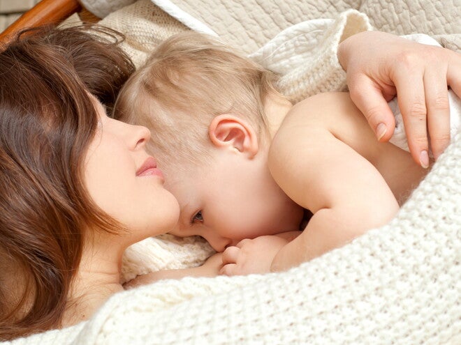 אם שוכבת לצד תינוקה