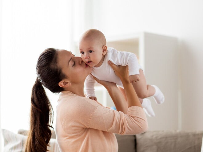 אם מנשקת את בנה המתוק
