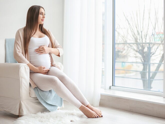 הריונית מביטה אל האופק