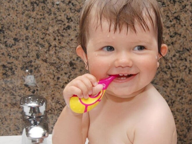 פעוט מצחצח שיניים באמבטיה