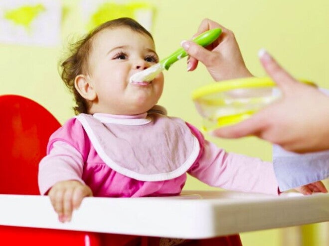 תינוק בזמן האוכל