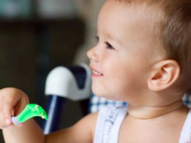 ילד כבן שנתיים אוכל