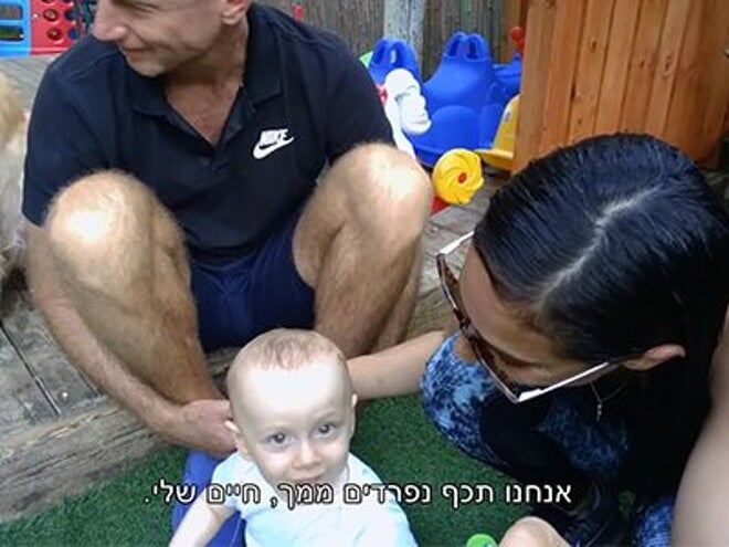 אמא אבא וילדם הקטן בגן רגע לפני שהם נפרדים ממנו