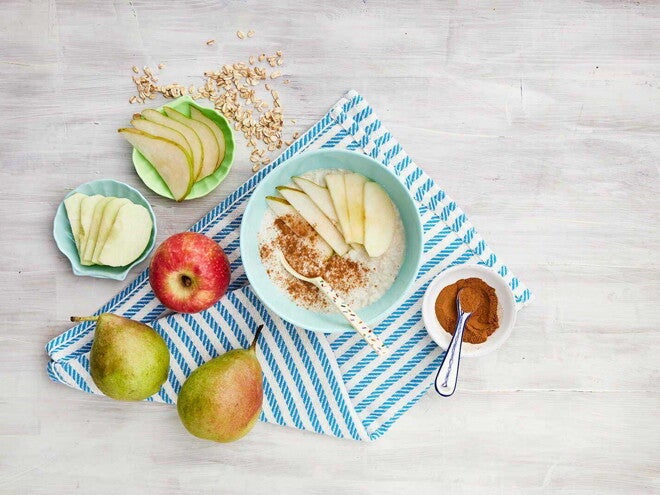 ארוחת שיבולת שועל עם פירות וקינמון