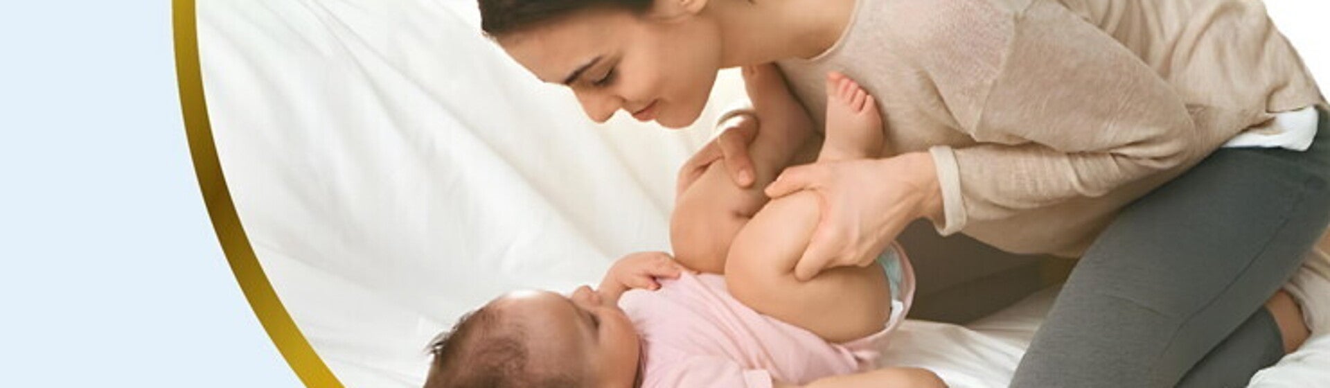 אמא מנסה להוציא גזים לתינוק